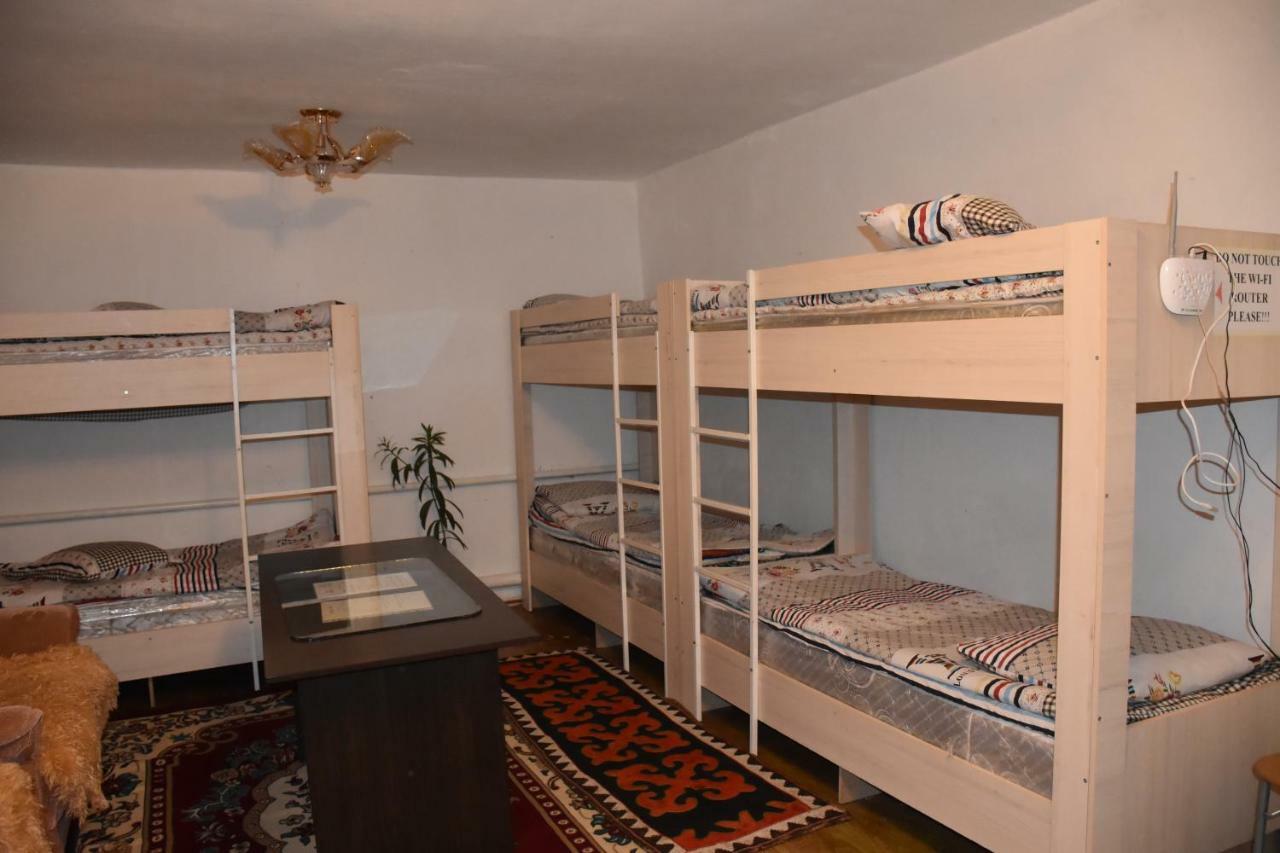 Happy Hostel in Kochkor Buitenkant foto